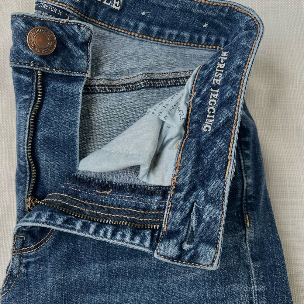 Medium wash denim jeans from American Eagle in a size 6 jegging fit